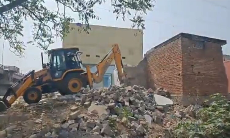 GHMC begins demolition of encroachments in Shankar Nagar Basti, Chaderghat, targeting vacated structures along Musi River.