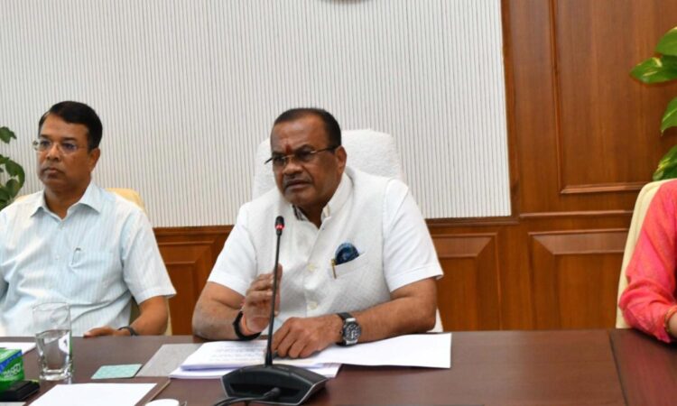 Minister Komatireddy Venkat Reddy directs R&B officials to expedite Hybrid Annuity Mode (HAM) road projects and ensure quality standards.