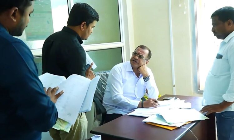 Komatireddy Venkat Reddy Surprise Checks
