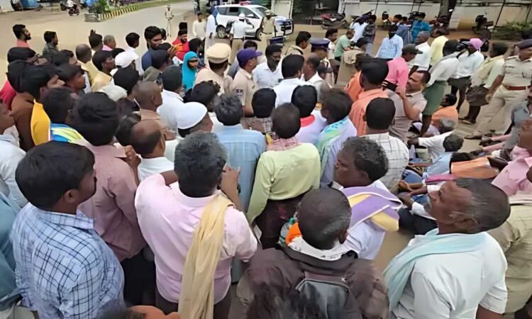 Farmers protest urea shortage