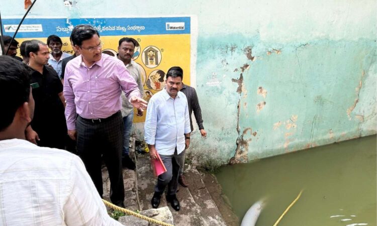HYDRAA Commissioner inspects flood-hit colonies