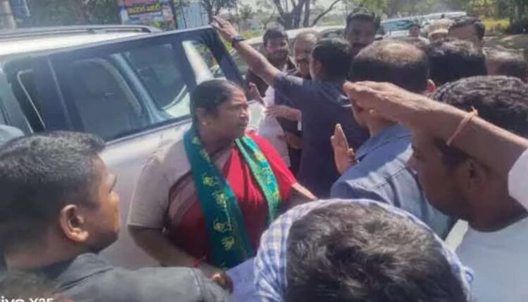 Seethakka faces paddy bonus protest in Kamareddy